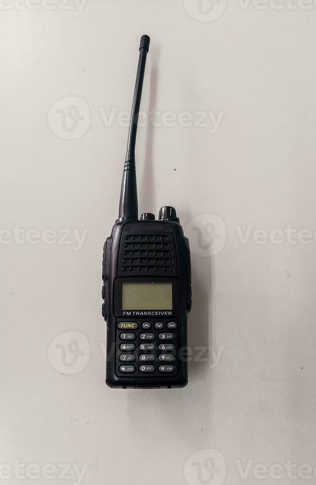 en polis walkie talkie på de tabell foto