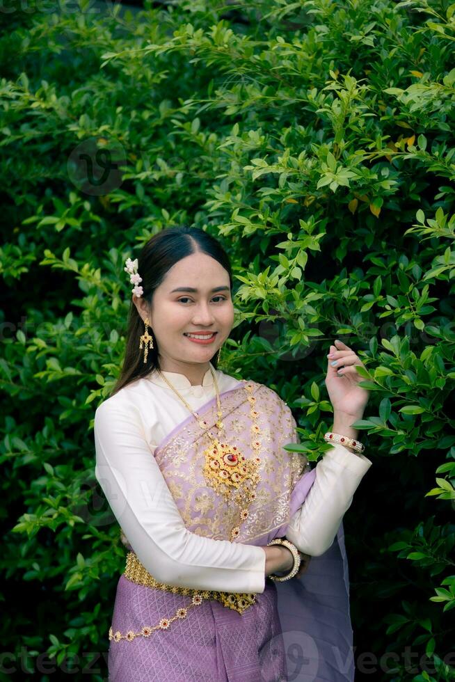 kvinna bär thai klänning dess en regelbunden klänning i thailand. foto