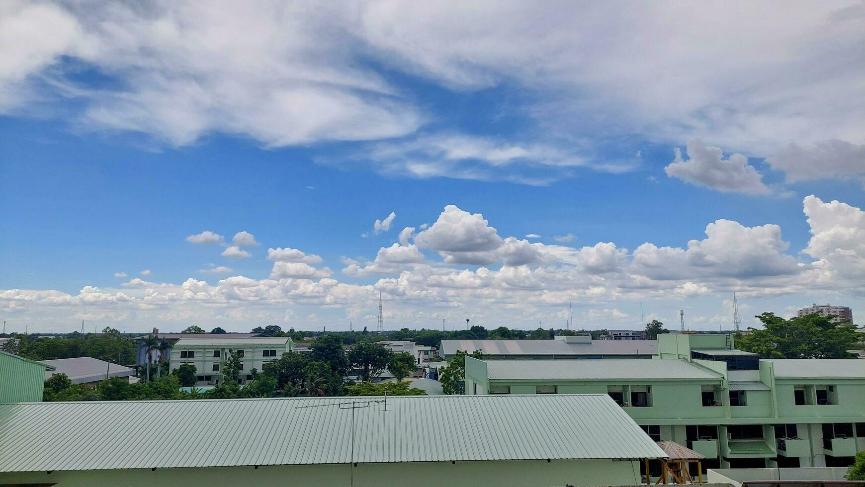 blå himmel och vit moln på de grön byggnad foto