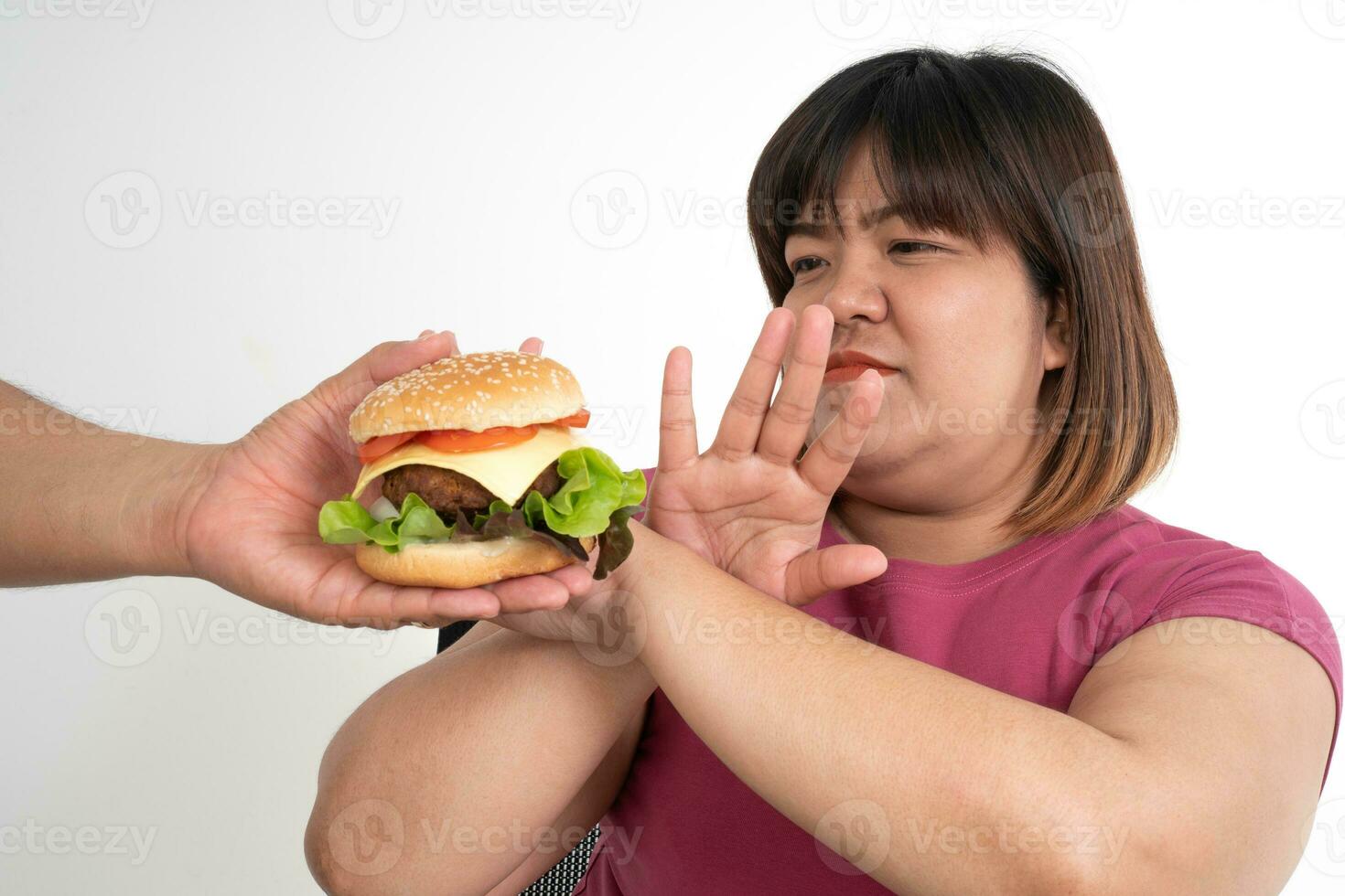 de fett asiatisk friska kvinna vägra till äta de hamburgare. begrepp av sjukvård och näringsrik mat foto