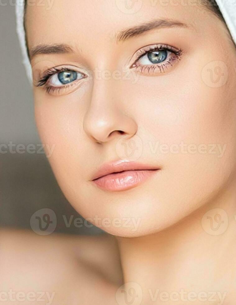 hud vård och skönhet rutin, skön kvinna med vit handduk insvept runt om huvud, hudvård kosmetika och ansikte kosmetologi foto