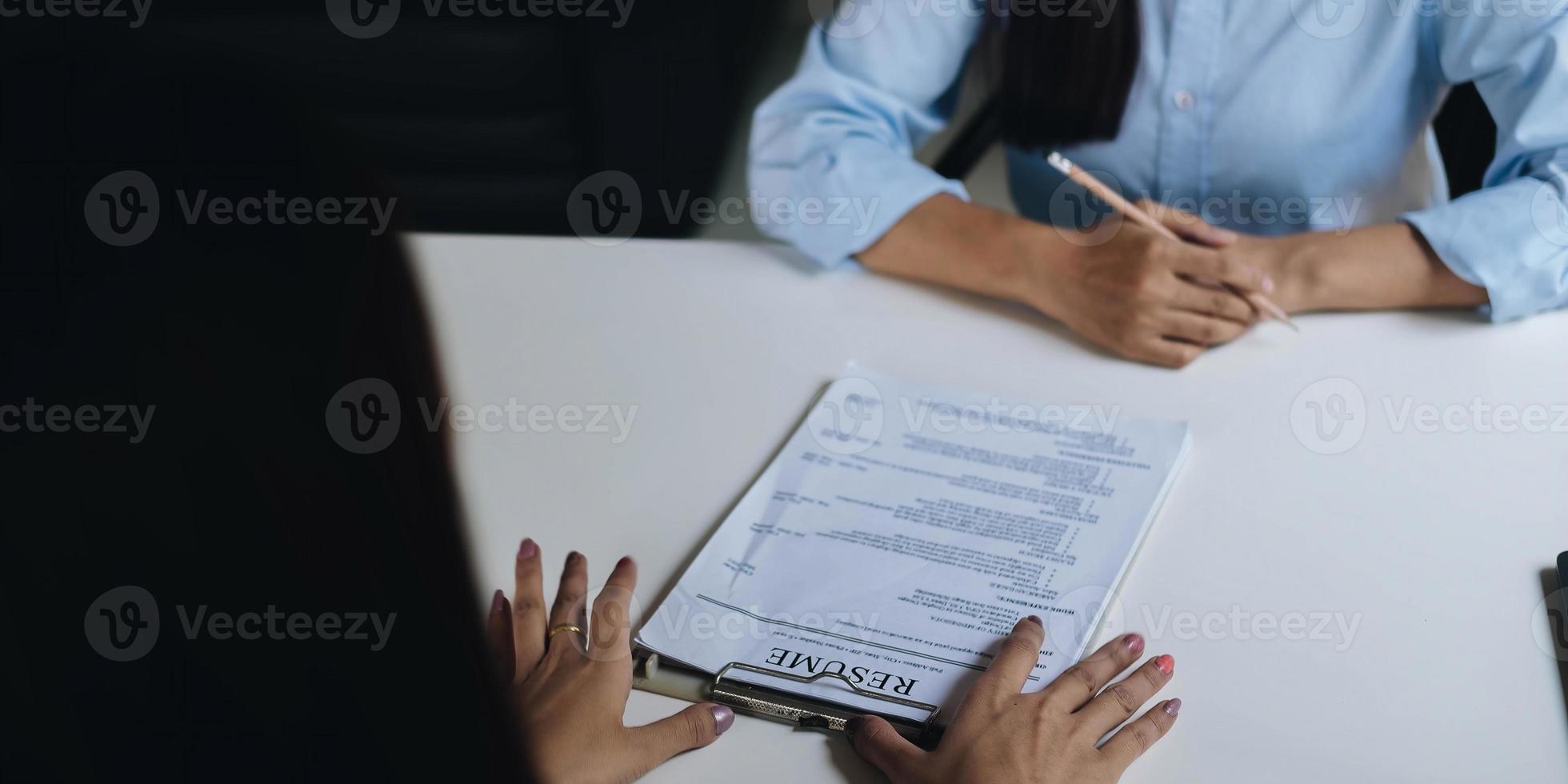 ansökan om jobb och intervjuer koncept, kvinnan hoppas på ett CV och rekryterare överväger ansökan, HR chef fattar anställningsbeslut. foto