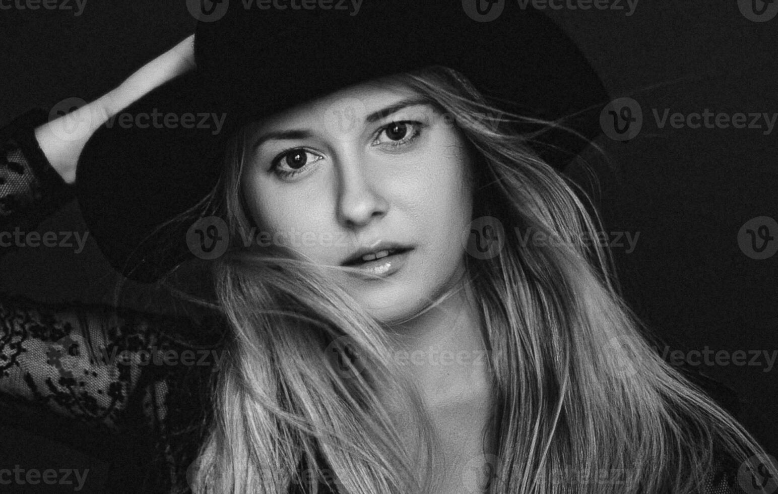 skön blond kvinna bär en hatt, konstnärlig filma porträtt i svart och vit för mode kampanj och skönhet varumärke foto