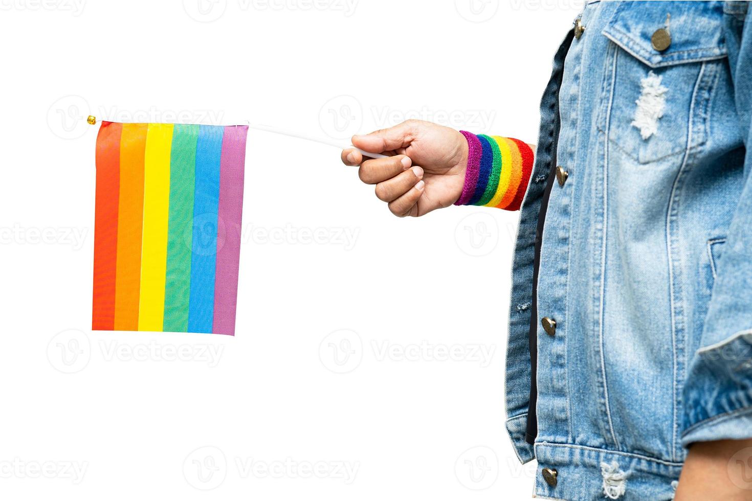 asiatisk dam som håller regnbågens färgflagga isolerar på vit bakgrund, symbol för HBT stolthet månad firar årliga i juni sociala av homosexuella, lesbiska, bisexuella, transpersoner, mänskliga rättigheter. foto