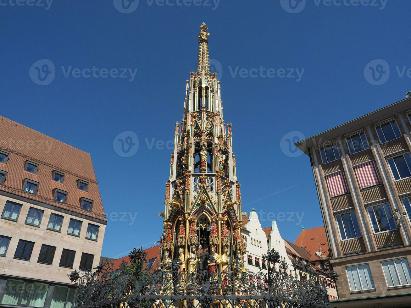 schoener brunnen vacker fontän i nuernberg foto