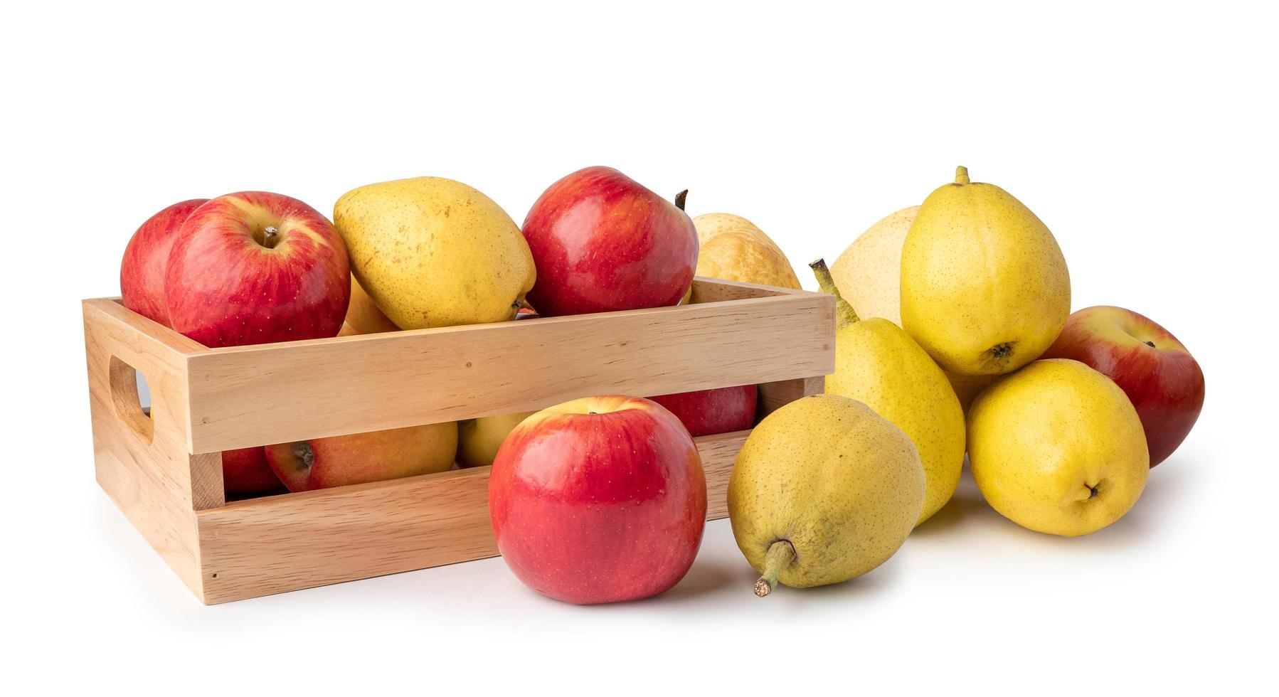 äpple och doftande päronfrukt i trälådaisolat på vit bakgrund. foto