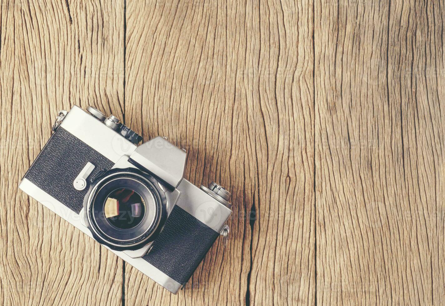 årgång gammal filma kamera på trä styrelse foto
