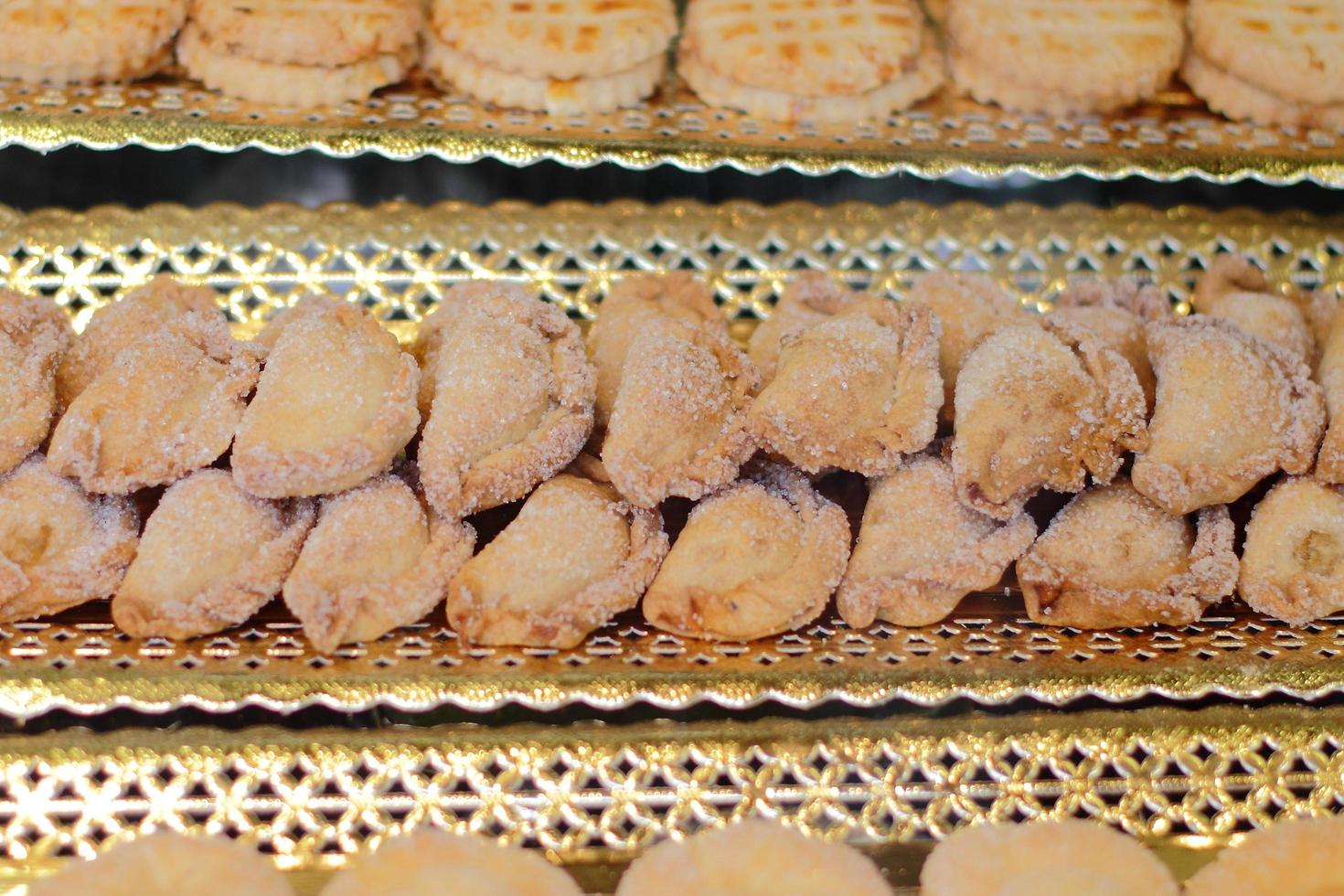 olika kakor i utställningsfönstret i gatubutiken foto
