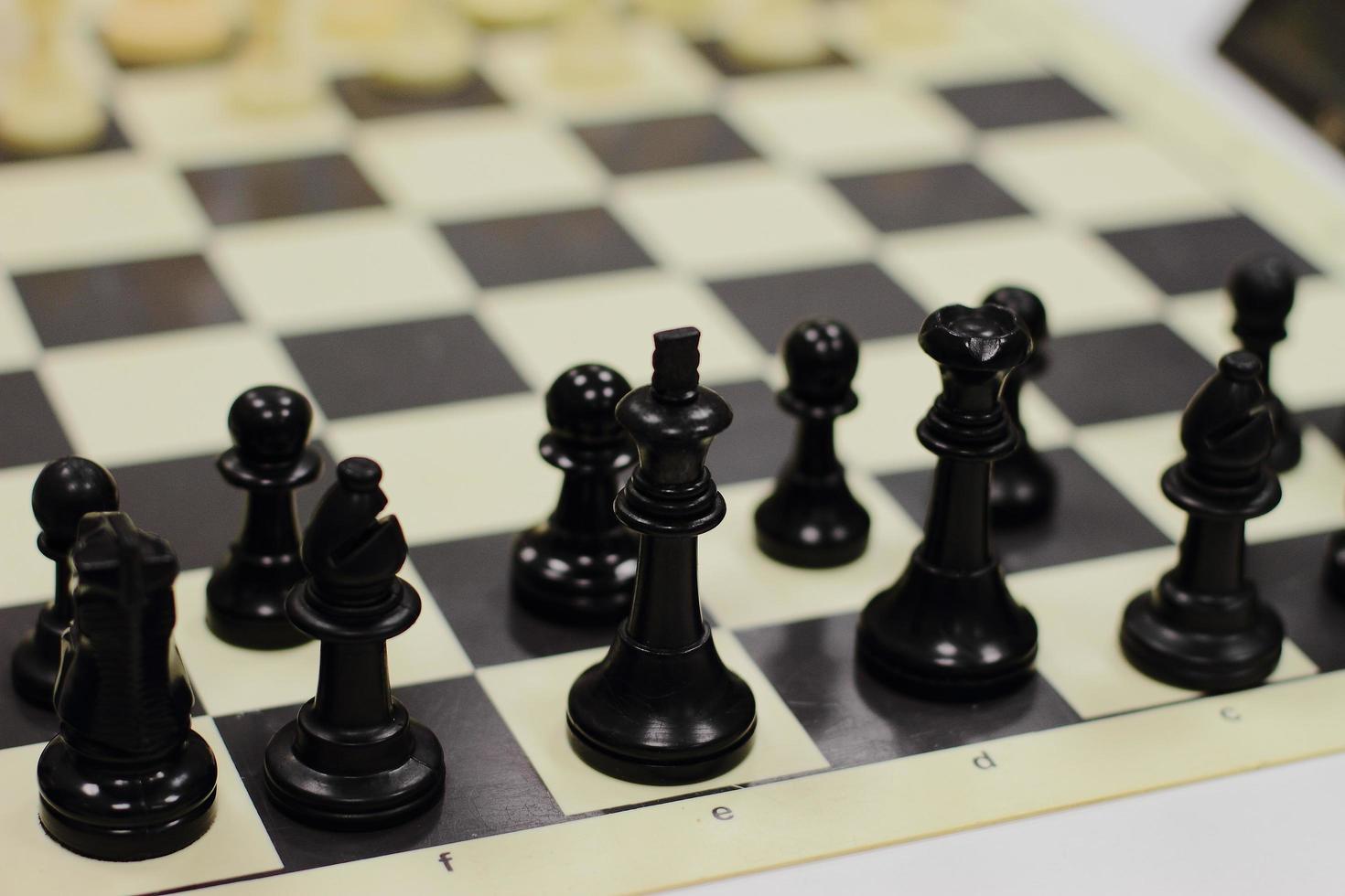 uppsättning schack på en bräda, redo för konkurrens, vit och svart uppsättning, kung, drottning, hästfigurer foto