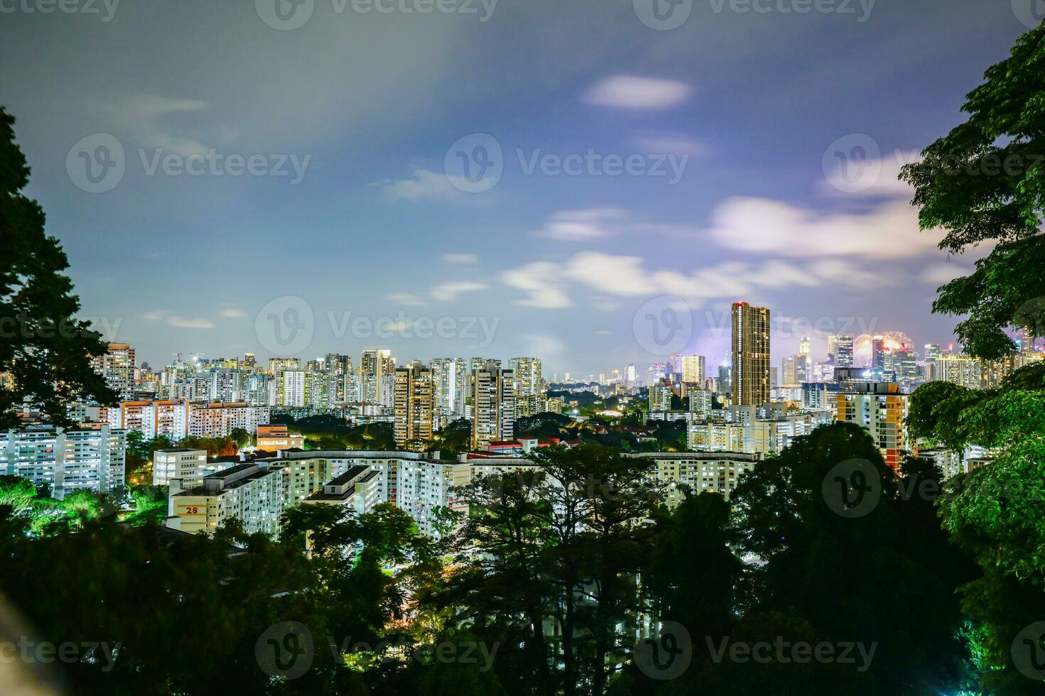 natt se av singapore stad bilder från de kabel- bil. foto