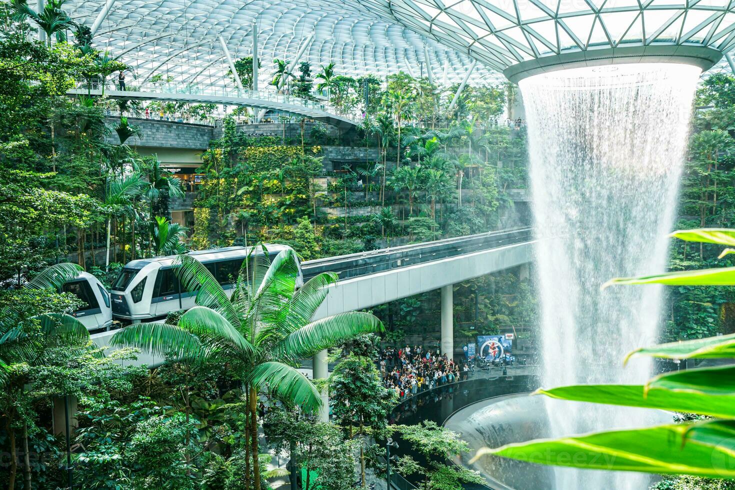 de regn virvel, som de juvel samtal annan markera av singapores changi flygplats, är de största och högsta inomhus- vattenfall i de värld på 130 fötter lång. foto