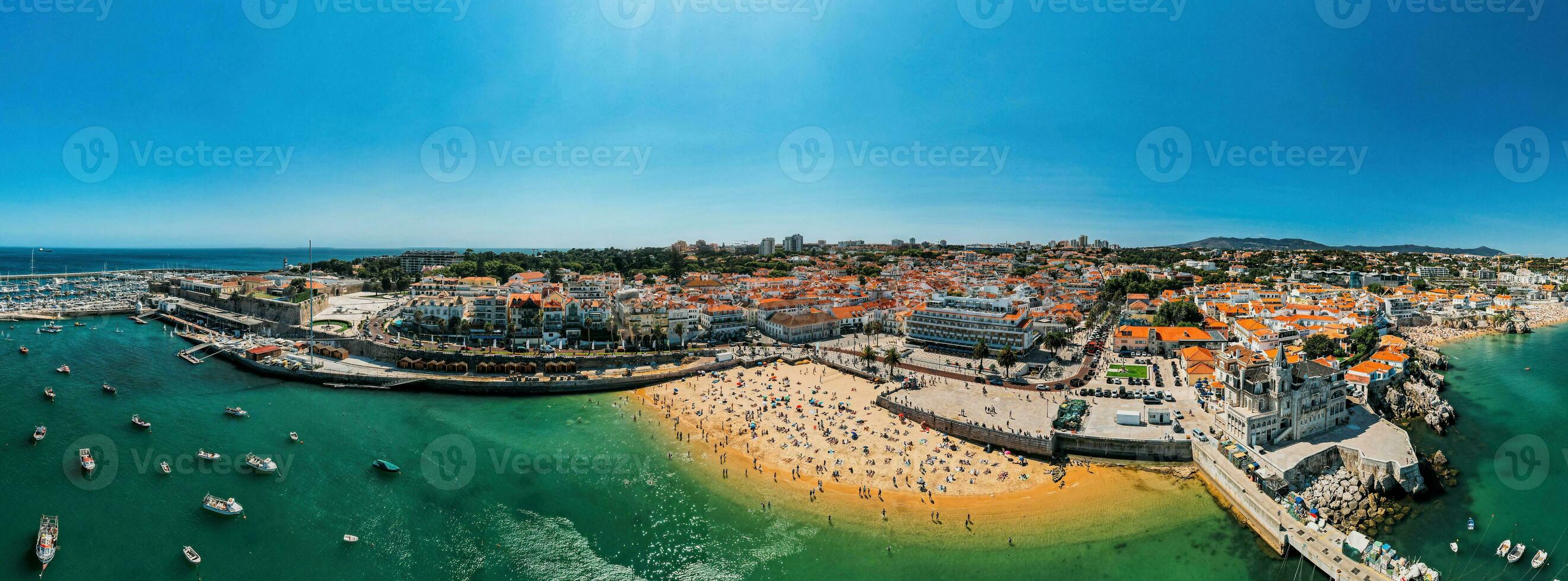 Portugal, cascais nära Lissabon, havet stad med strand och hamn panorama se foto