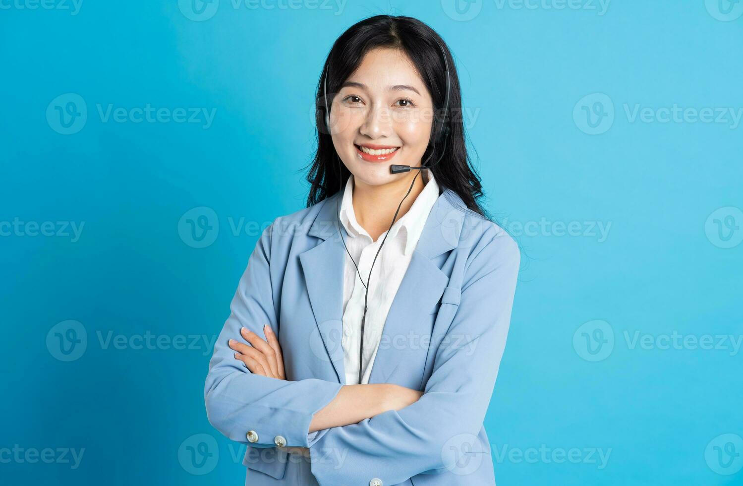 porträtt av asiatisk företag kvinna Framställ på blå bakgrund foto