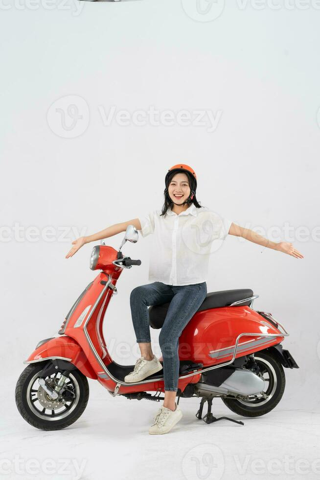 full kropp Foto av en kvinna bär en frisör och körning en motorcykel