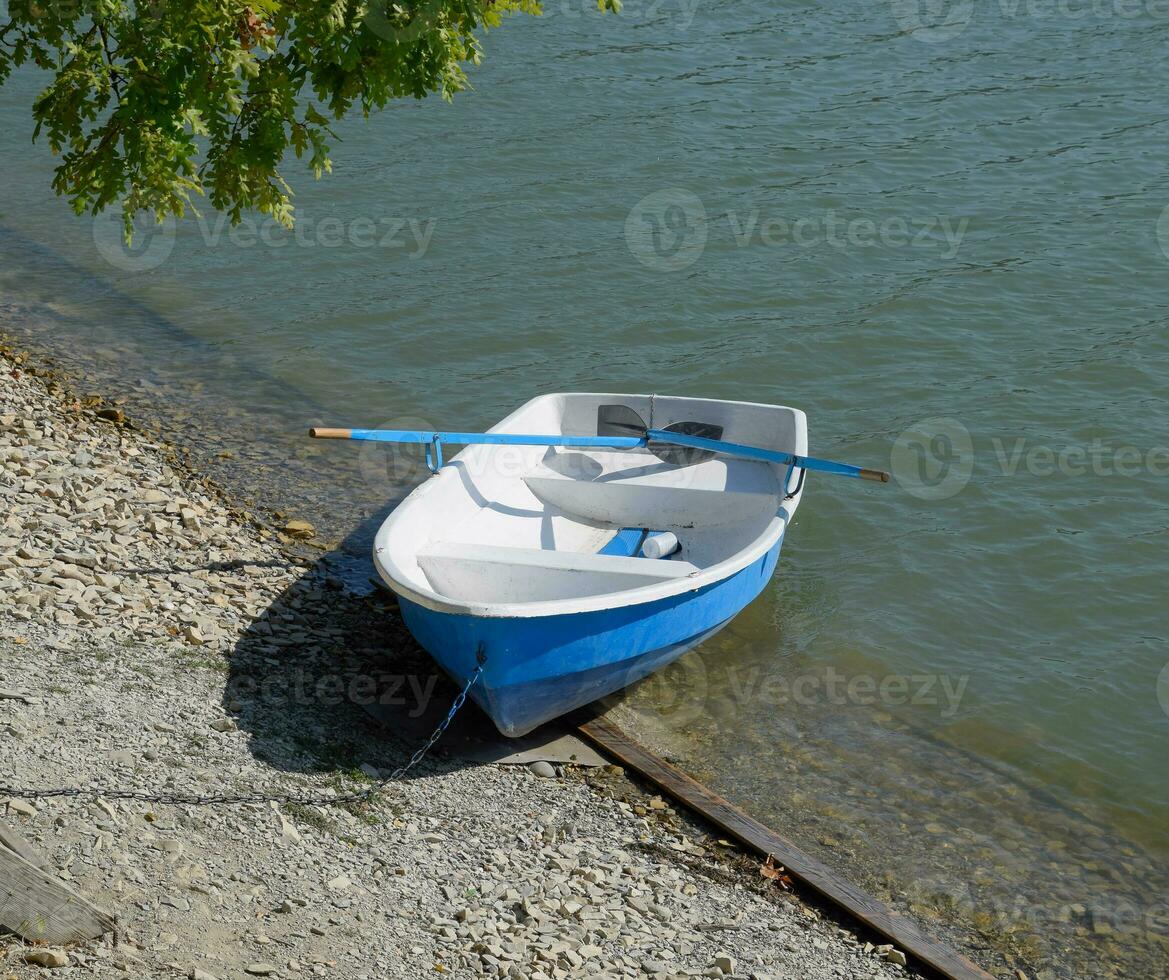 fiske båt på de Strand av de sjö. båt med åror. foto