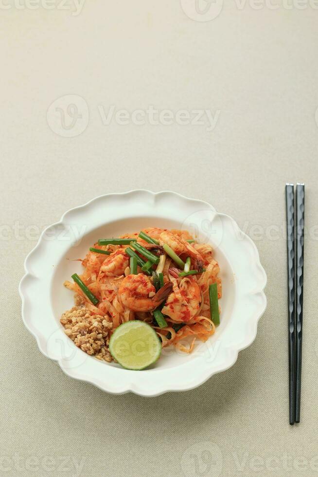 vaddera thai, Vispa fritera thailand spaghetti med räka. foto