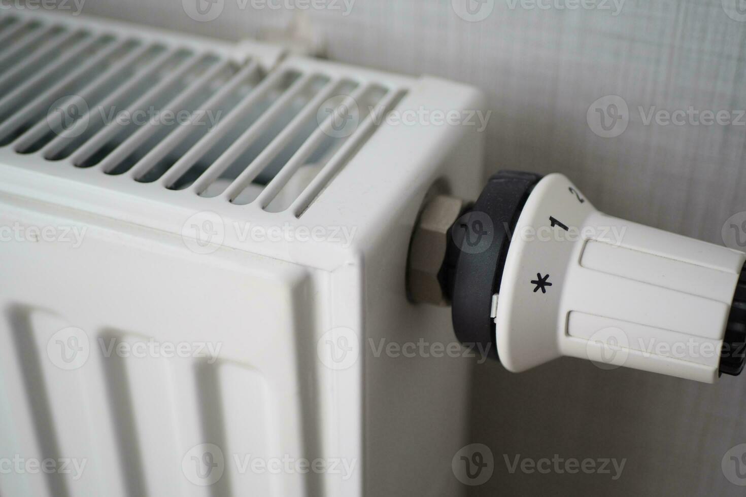 vit radiator på grå vit vägg. lägenhet uppvärmning installation systemet, foto