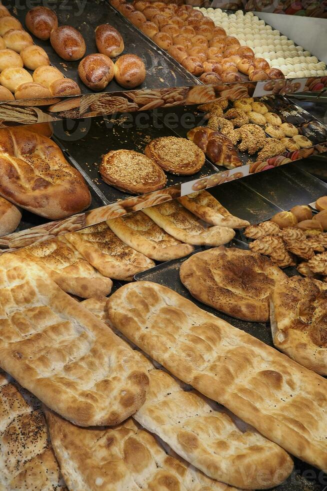 färsk bakad bröd på jordbrukare marknadsföra hyllor i istanbul . foto