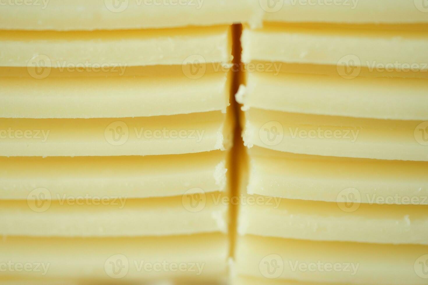 skivning ost in i bitar närbild, foto