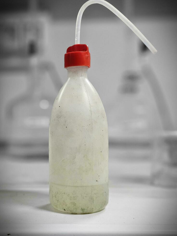 plast behållare med klämma pip för kemisk laboratorium analys av en metallbearbetning företag foto