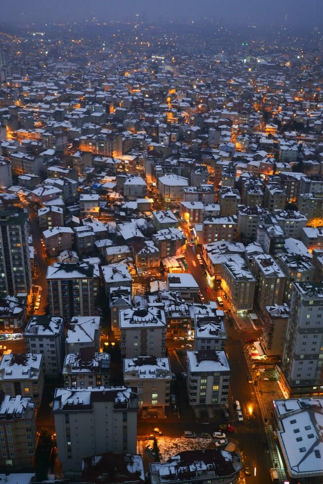 topp se av snöfall på byggnader i istanbul stad foto