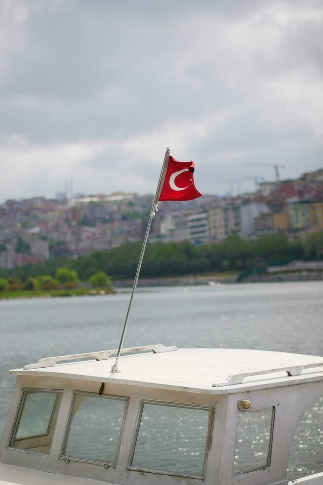 båt docka på flod i istanbul foto