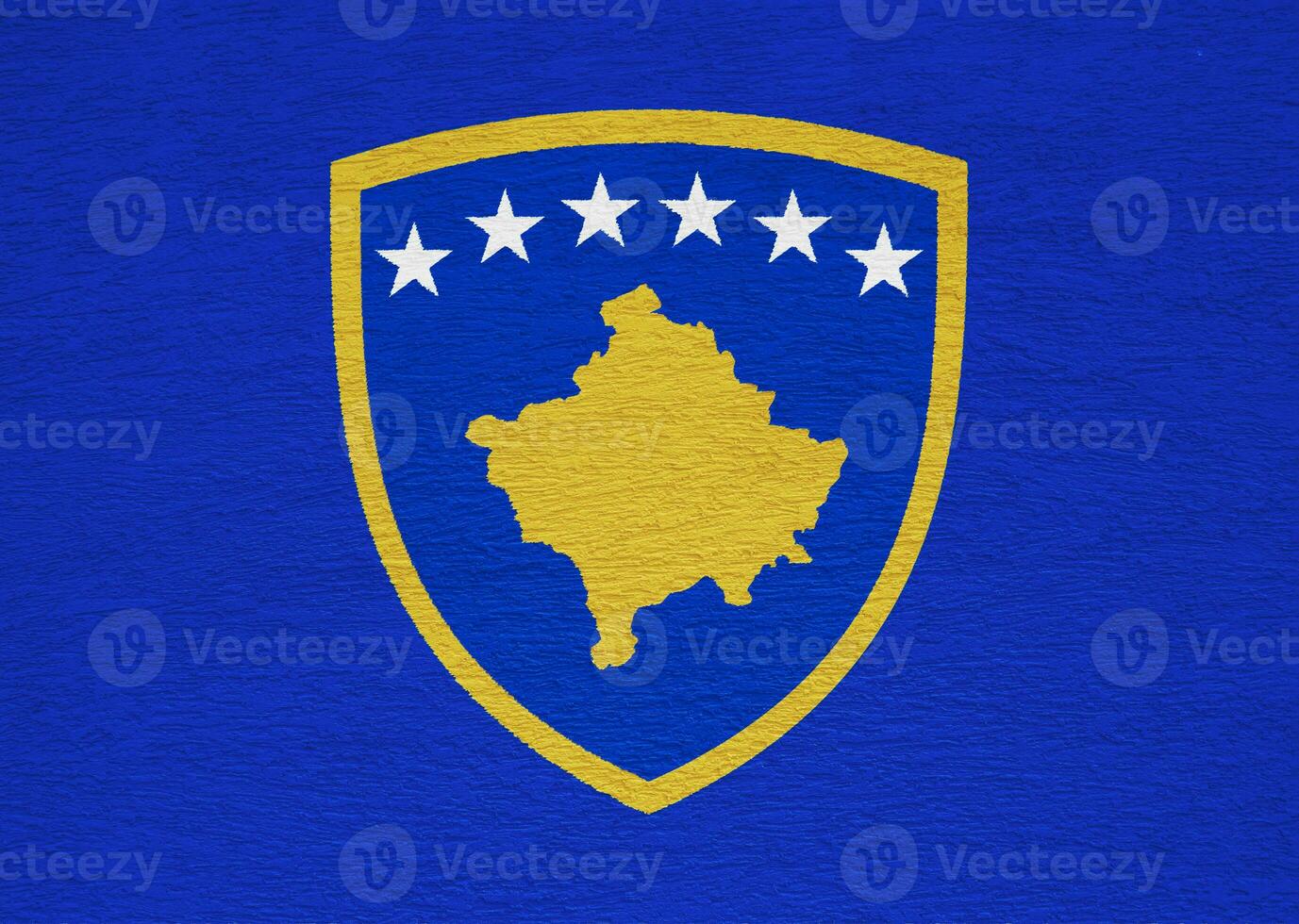 flagga och täcka av vapen av republik av kosovo på en texturerad bakgrund. begrepp collage. foto