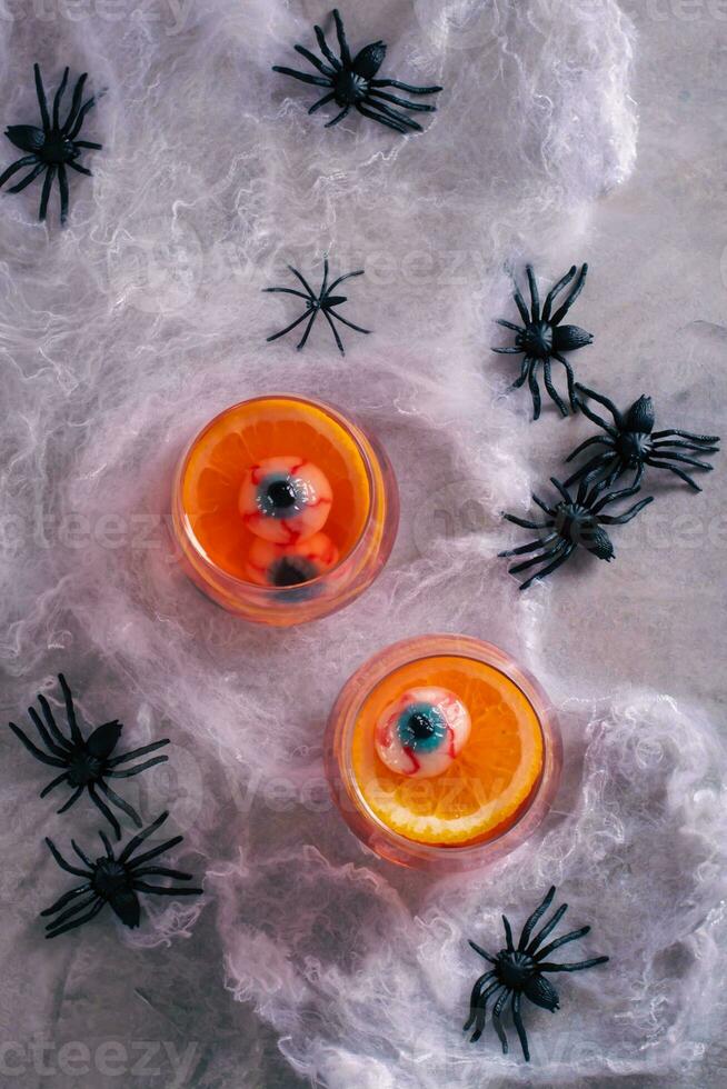 halloween frukt blod cocktail med ögon och orange i glasögon topp och vertikal se foto