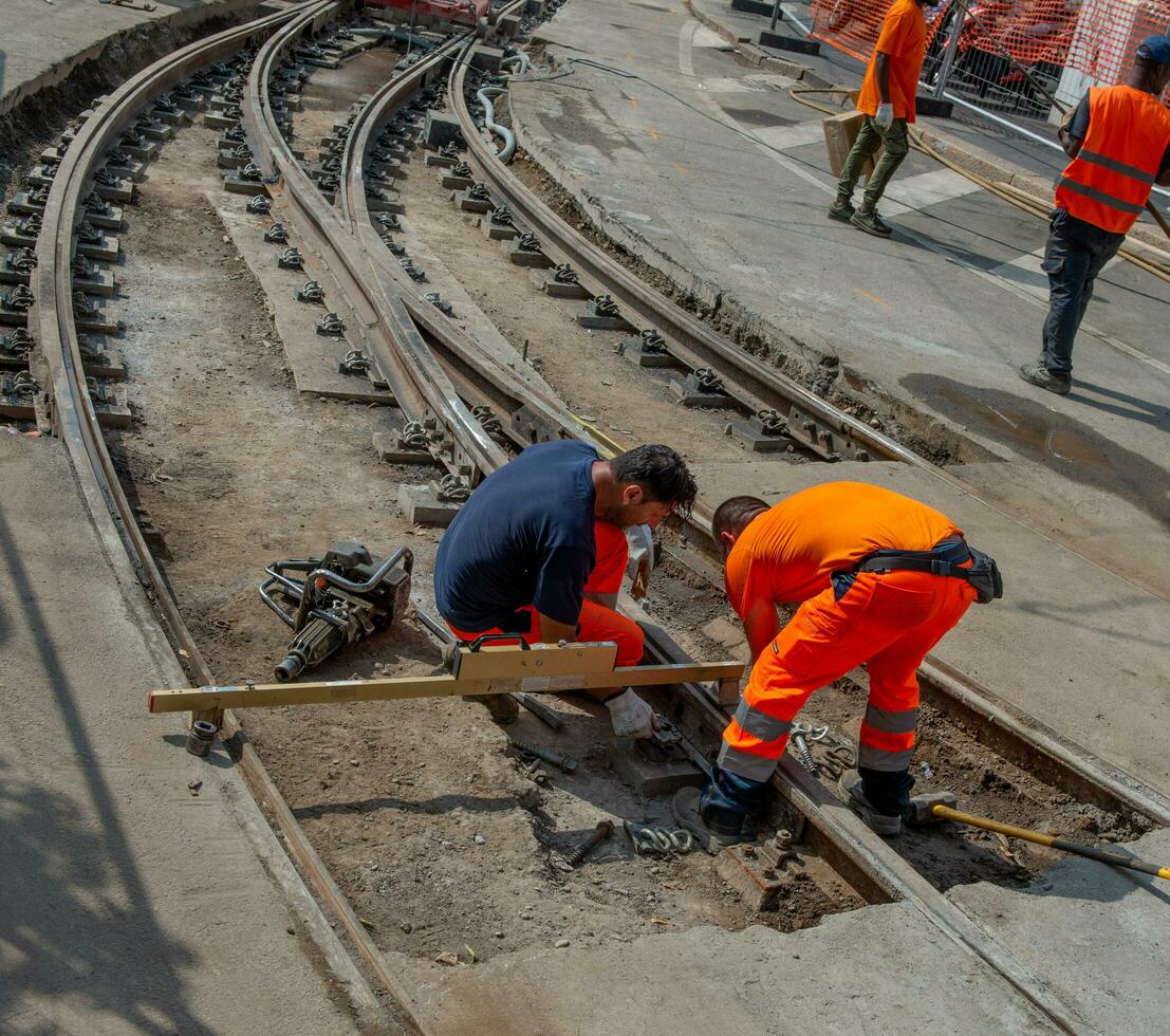 arbetare på arbete medan sistenabo de spårvagn skenor foto