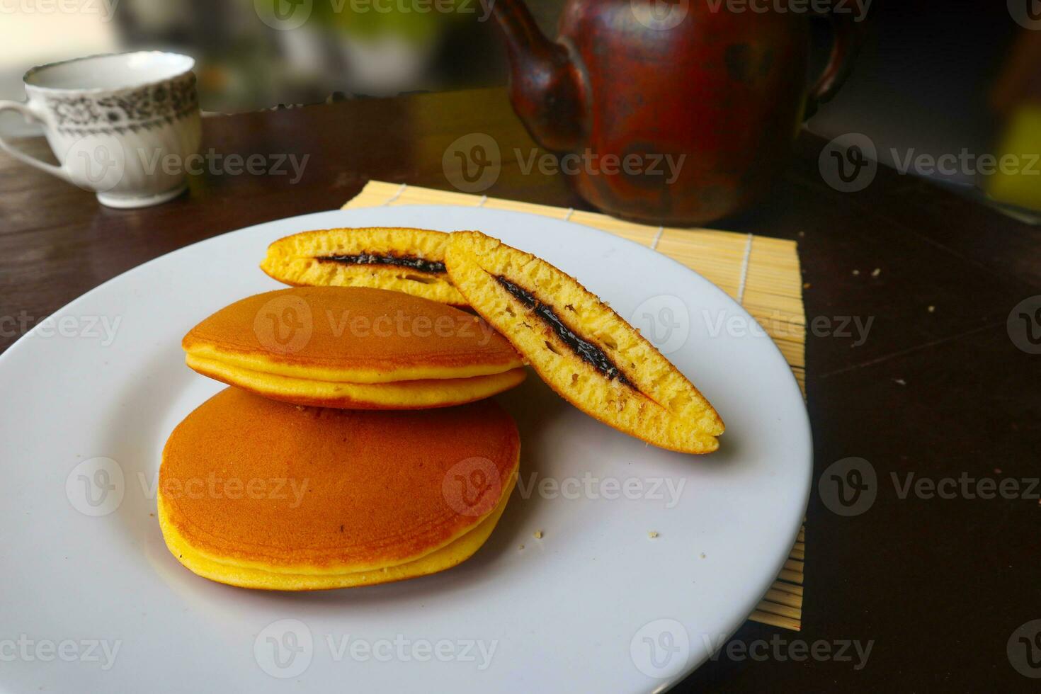 dorayaki. japansk böna klistra pannkaka på en vit bakgrund. dorayaki är en kaka den där kommer från japan foto