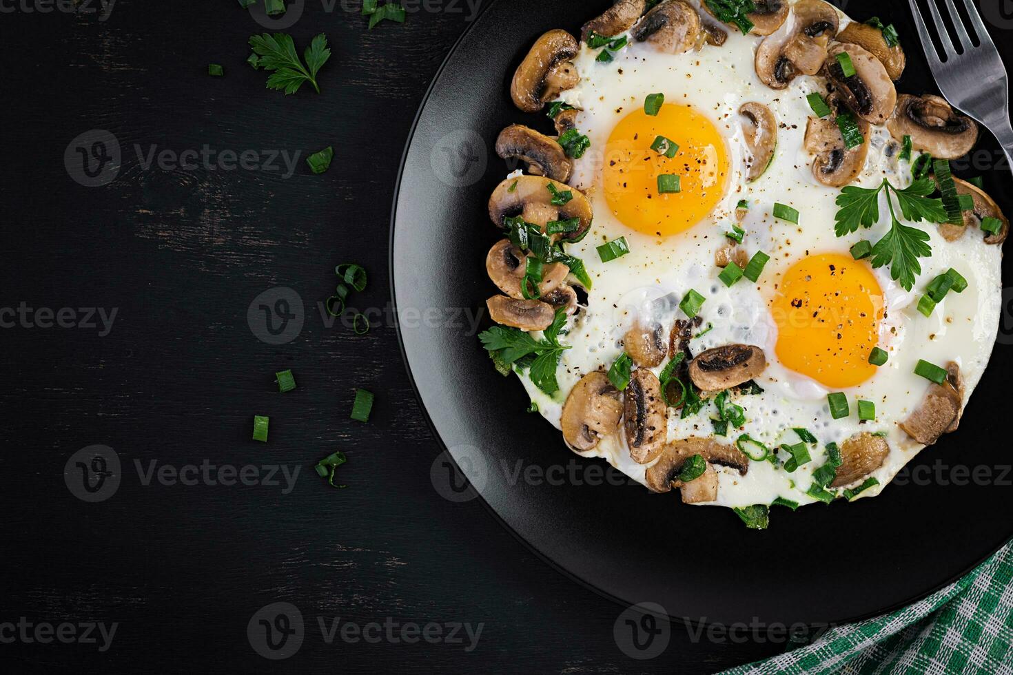 friterad ägg, svamp och spenat. keto, paleo frukost. topp se, kopia Plats foto