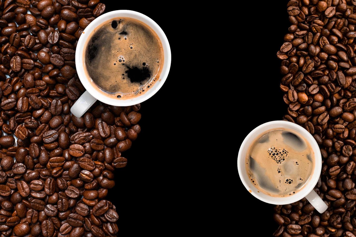 kopp kaffe med kaffebönor på bordet foto