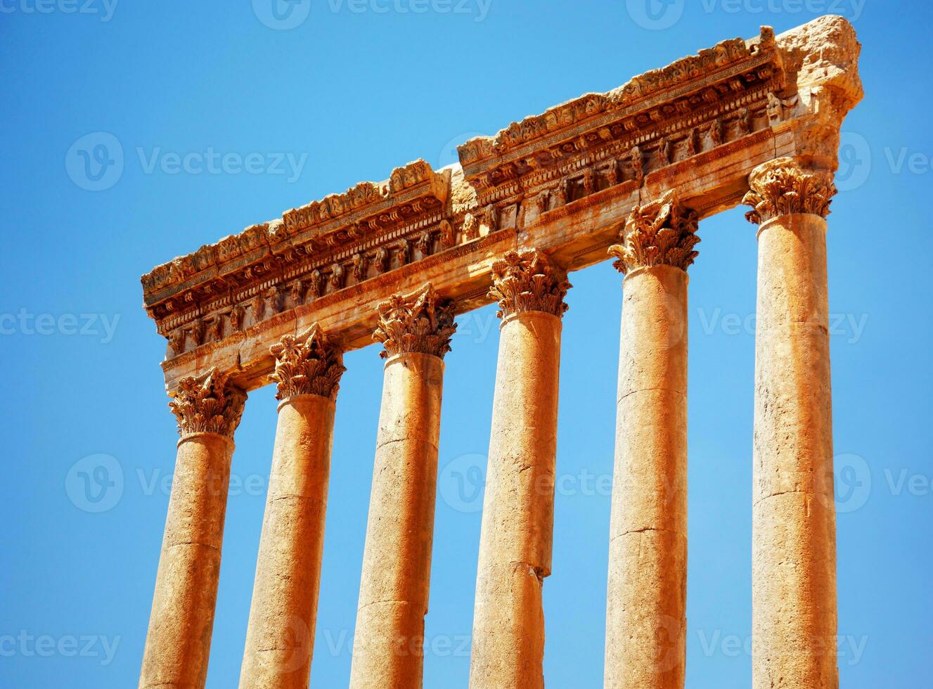 jupiters tempel över blå himmel, baalbek, libanon foto