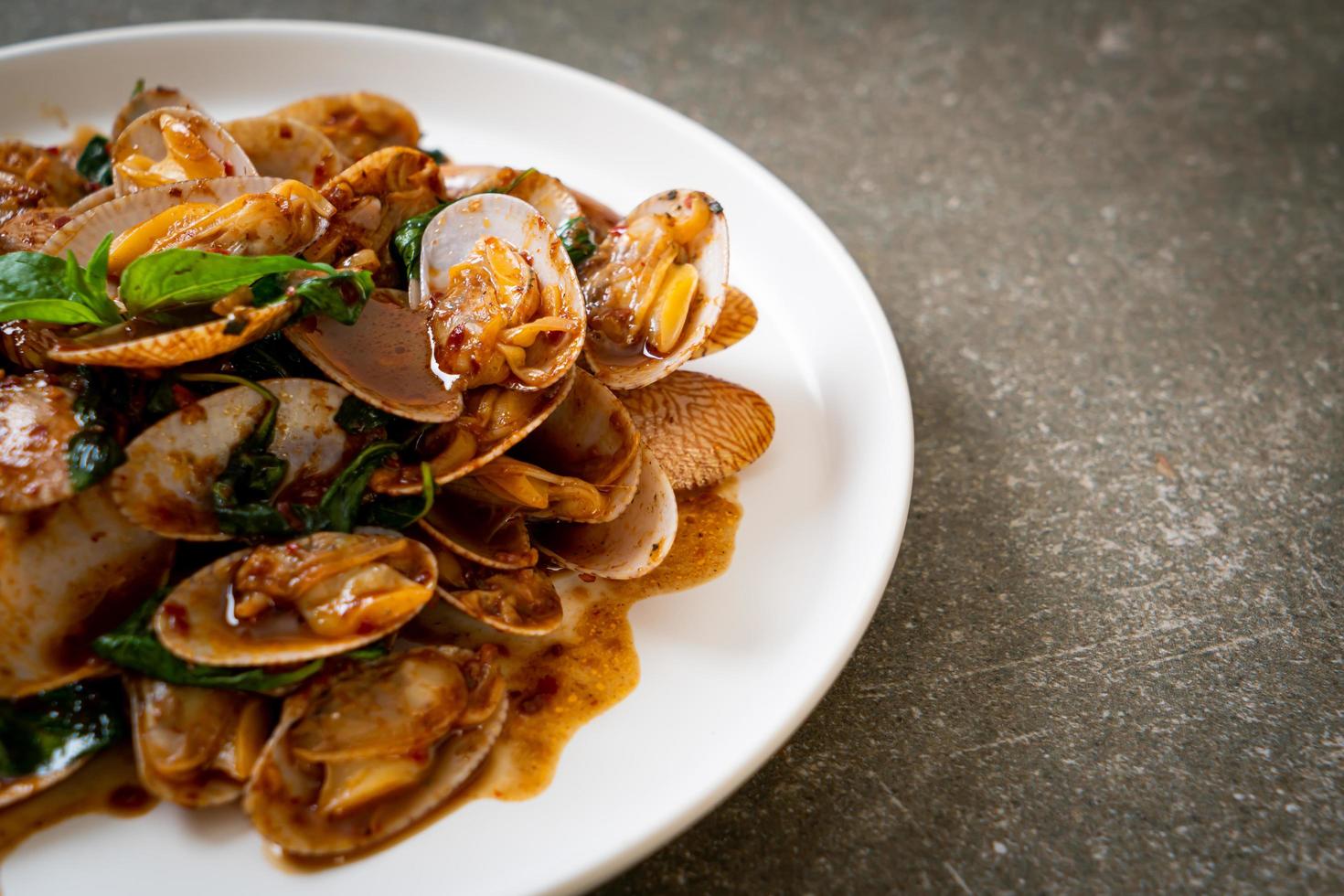 rör stekt musslor med rostad chili pasta foto