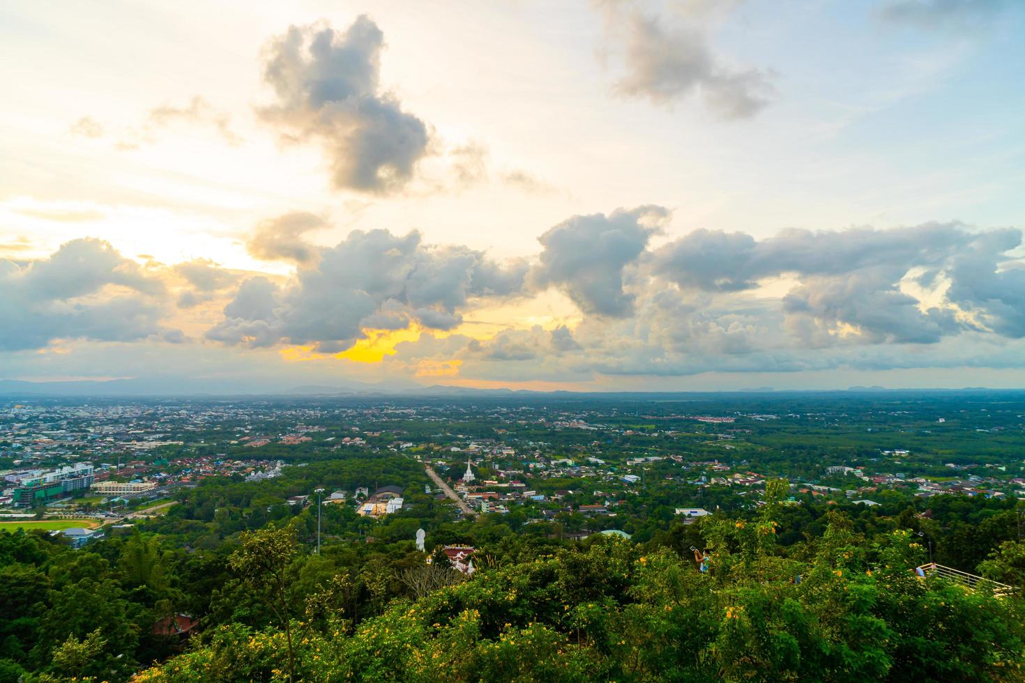 hatt yai stad med skymningshimmel vid Songkhla i Thailand foto