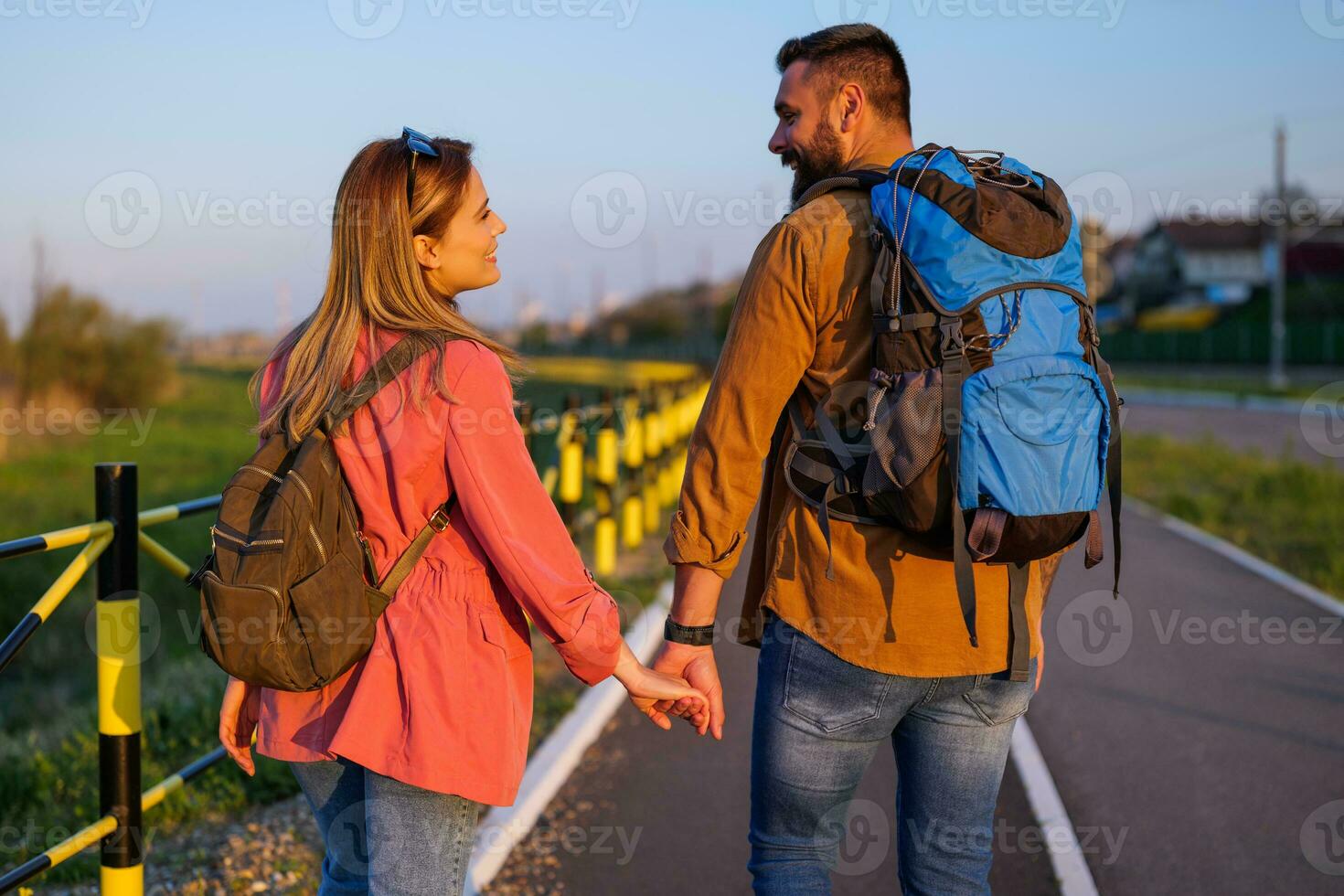 vuxen par är gående tillsammans förbi de väg och innehav händer. foto