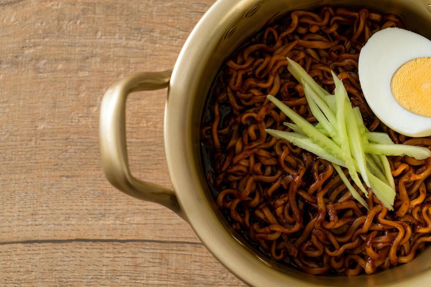 koreansk snabbnudel med svart bönsås eller jajangmyeon eller jjajangmyeon foto