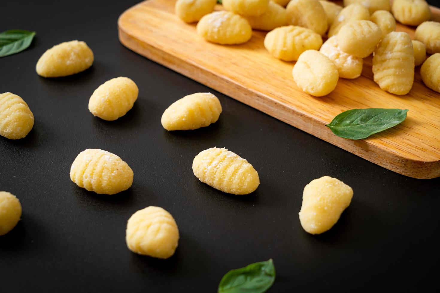 traditionell italiensk gnocchi pasta - okokt foto