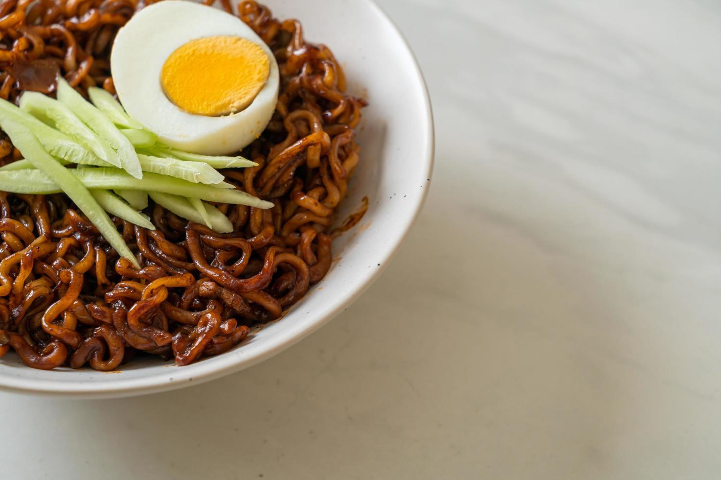 koreansk snabbnudel med svart bönsås eller jajangmyeon eller jjajangmyeon foto