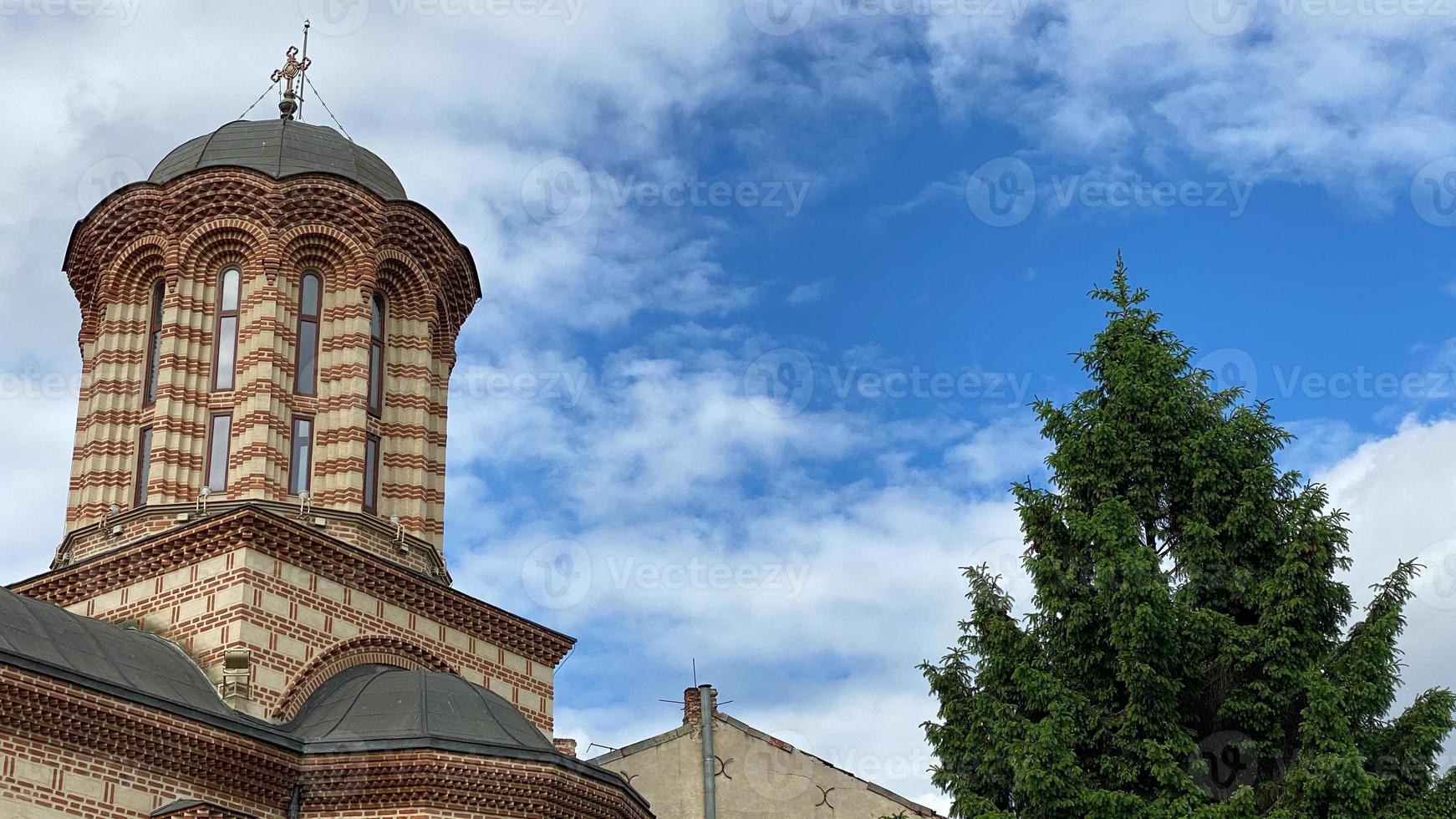 klassisk gammal rumänsk kristen ortodox kyrka foto