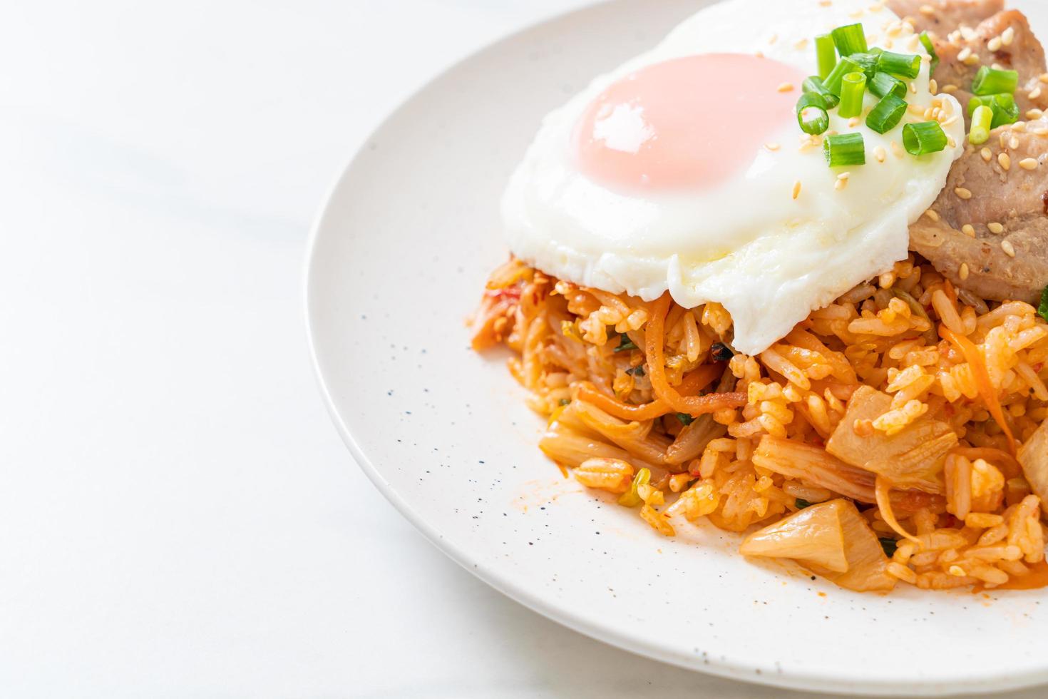 kimchi stekt ris med stekt ägg och fläsk foto