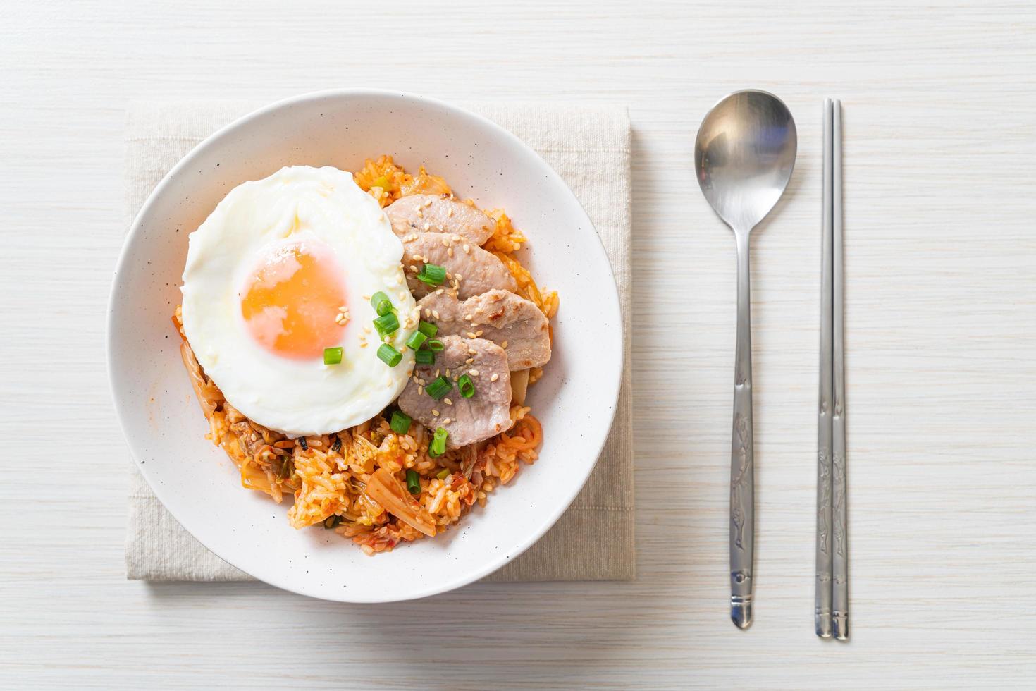 kimchi stekt ris med stekt ägg och fläsk foto