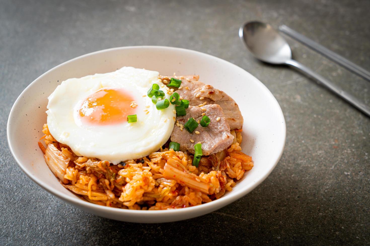 kimchi stekt ris med stekt ägg och fläsk foto