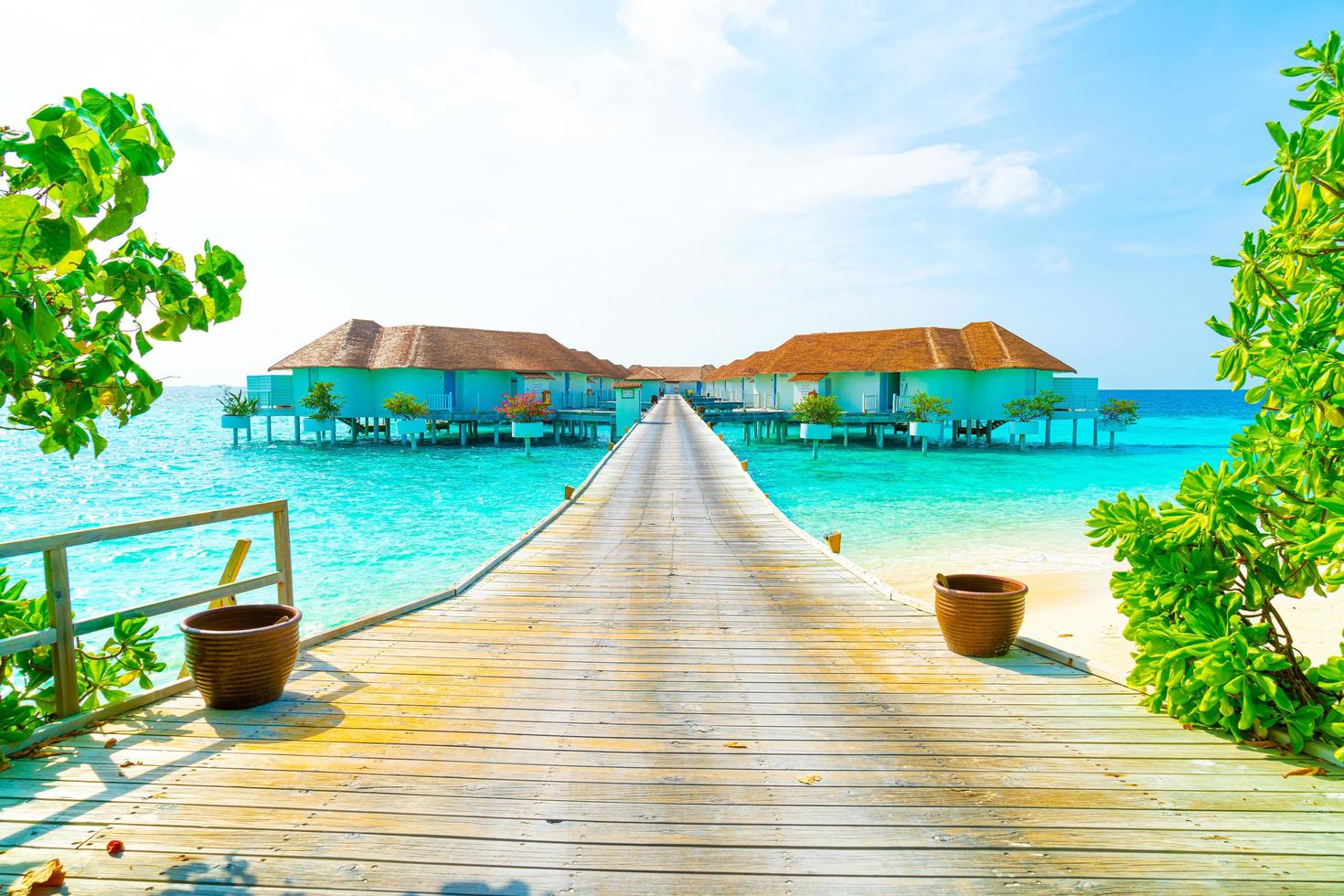 vackra tropiska Maldiverna hotell och ö med strand och hav foto