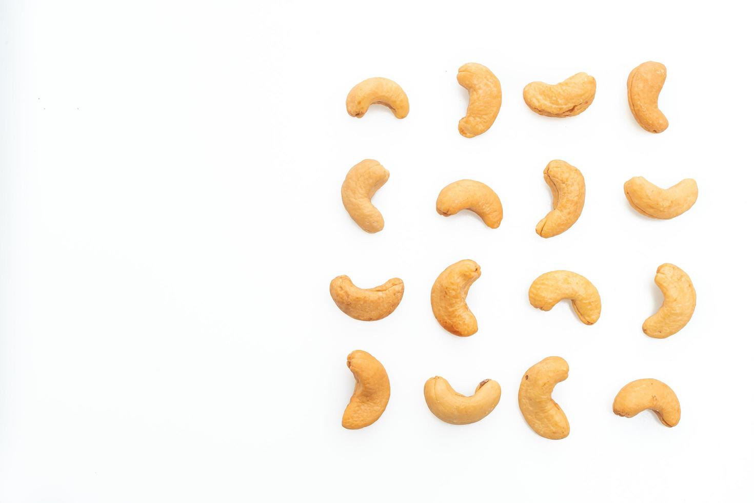 cashewnötter på vit bakgrund foto