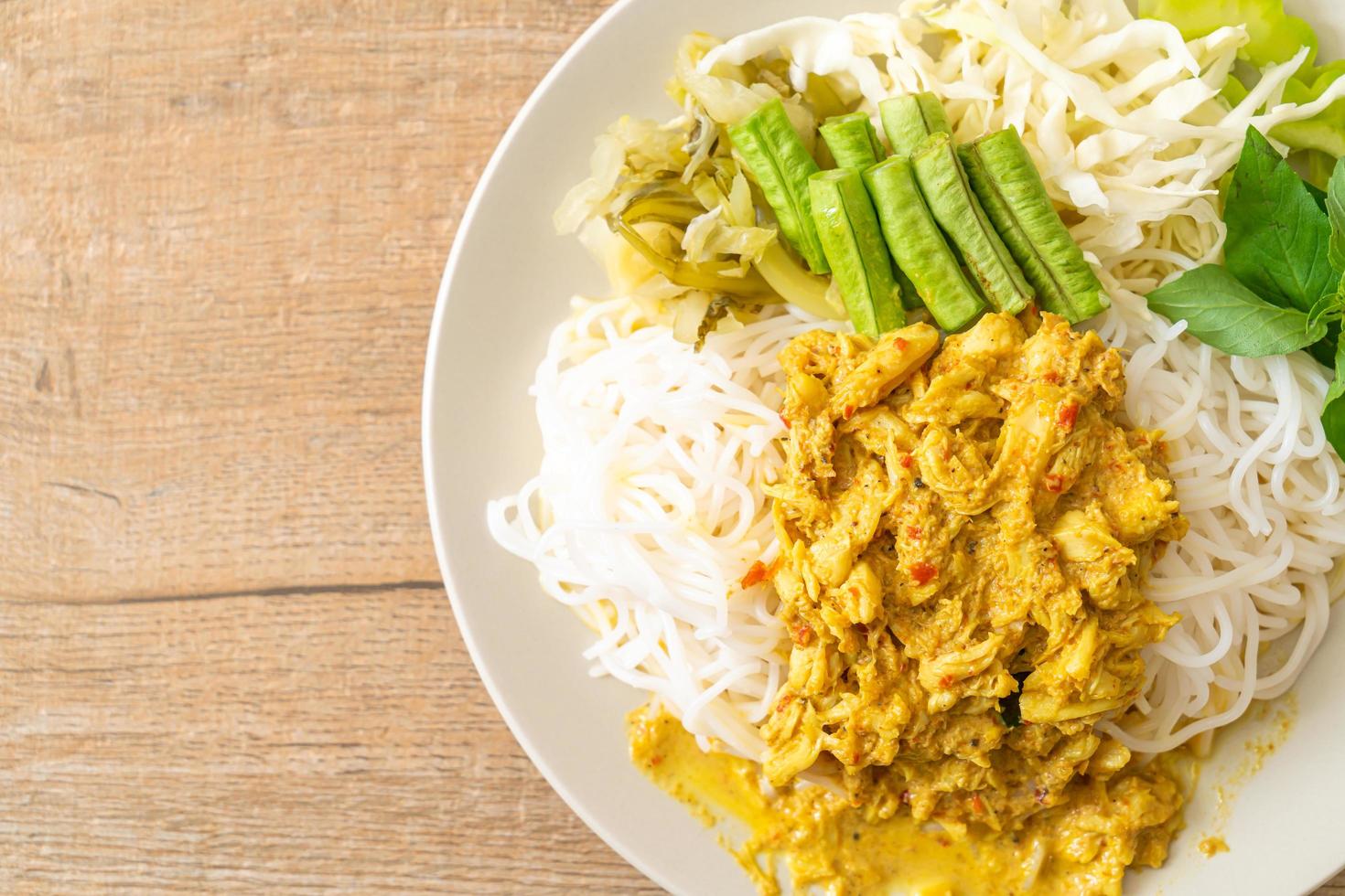 thailändska risnudlar med krabba curry och olika grönsaker foto