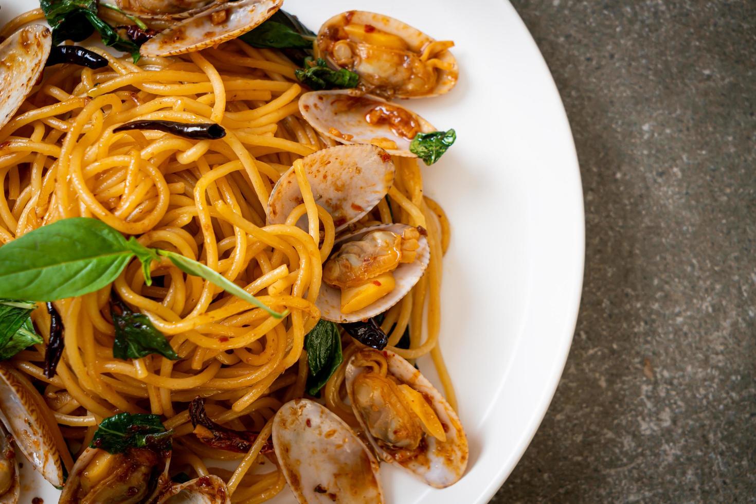 rör stekt spagetti med musslor och vitlök och chili foto
