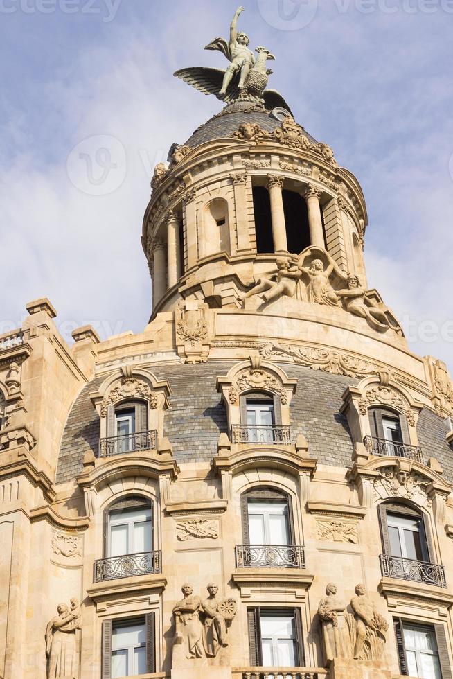 byggnad och fönster i mitten av Barcelona foto