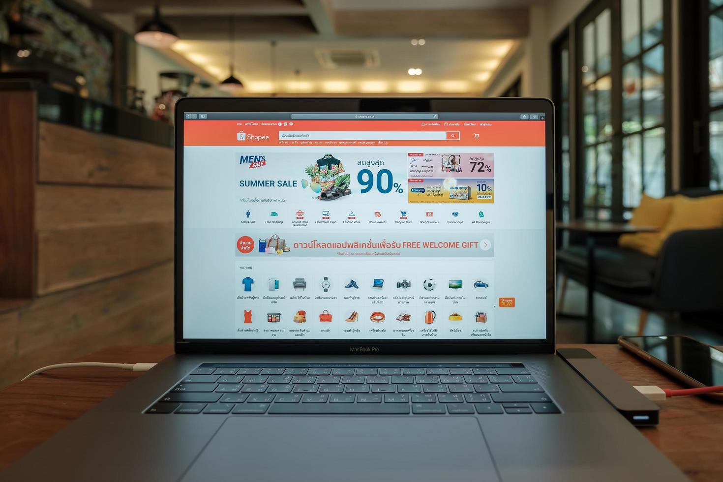 Chiang Mai, Thailand 2019 - Macbook Pro med shopee-webbplats på skärmen foto