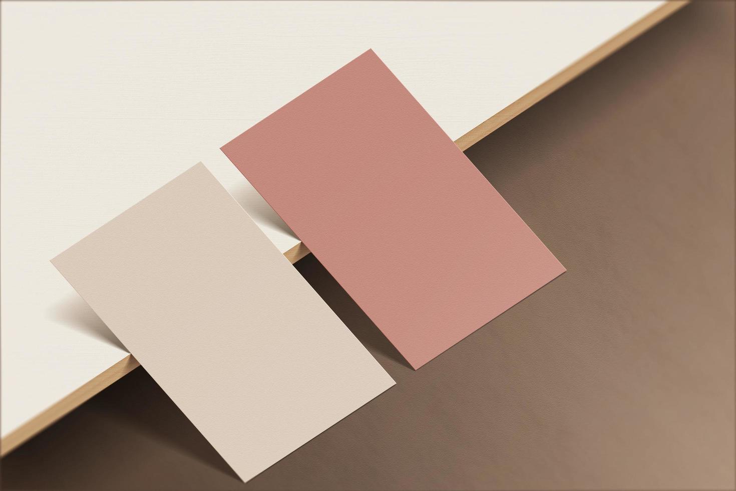 minimalistisk visitkortmodell isolerad på träplattabakgrund. foto